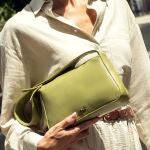 7 bolsos verdes que combinan estilo y practicidad esta temporada