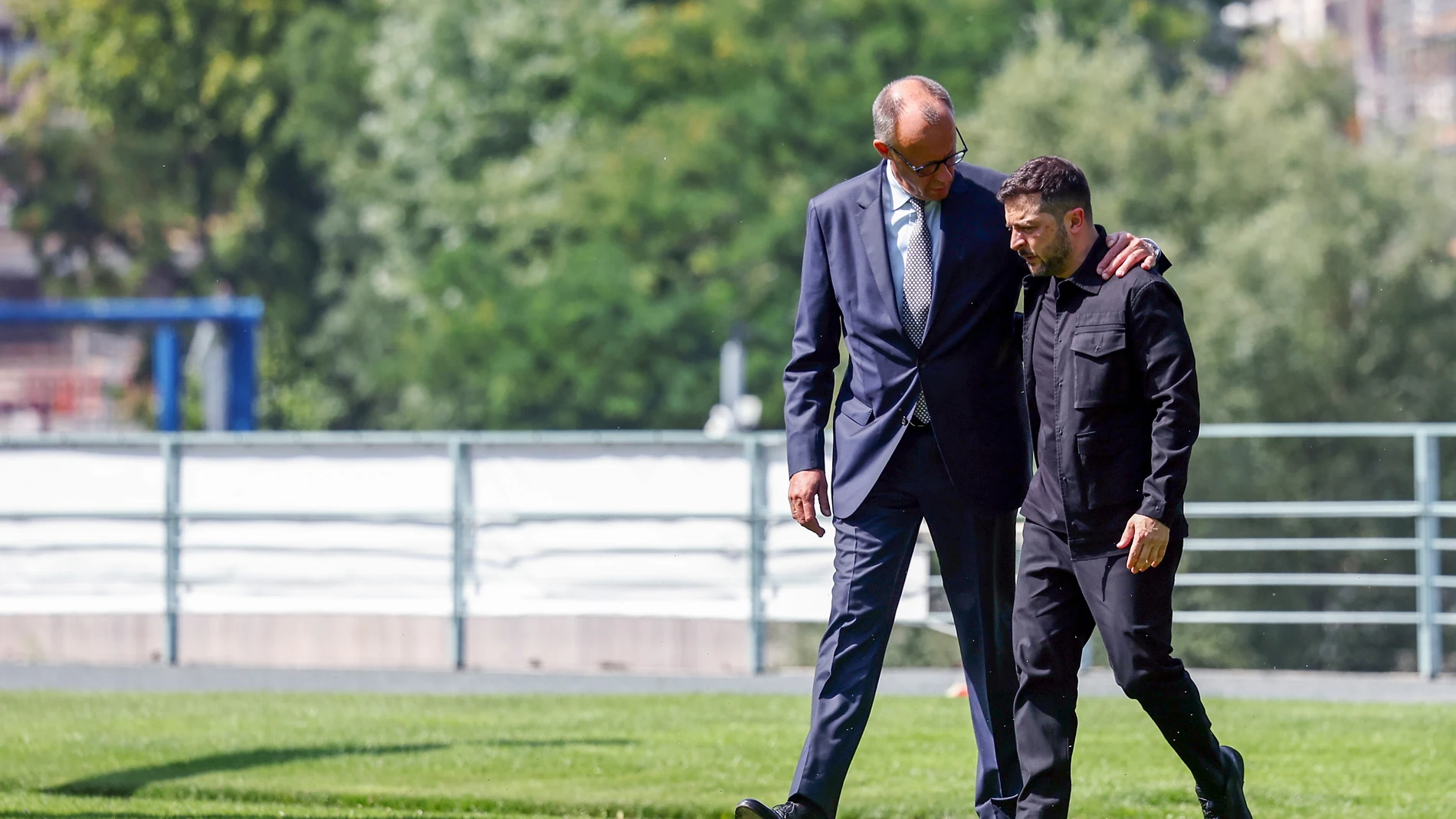 FOTODELDIA Berlín, 13/08/2025.- El canciller alemán, Friedrich Merz, recibió este miércoles en la Cancillería Federal al presidente ucraniano, Volodímir Zelenski, antes de que tengan lugar las reuniones virtuales con líderes europeos, representantes de la Unión Europea, la OTAN y el presidente estadounidense, Donald Trump. EFE/FILIP SINGER / POOL