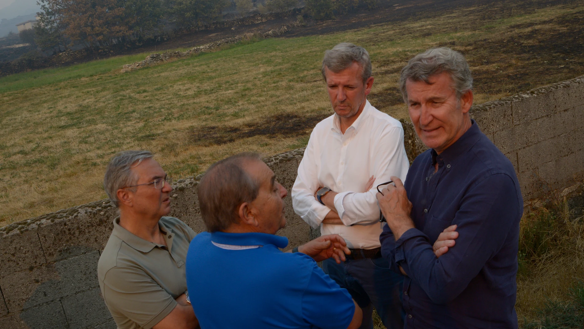 El presidente del Partido Popular, Alberto Núñez Feijóo (1d) y el presidente de la Xunta, Alfonso Rueda (2d), tras su comparecencia ante los medios de comunicación, en Chandrexa de Queixa, Ourense, Galicia (España). Ambos dirigentes han hecho hincapié en la gravedad de los incendios en Ourense y en la necesidad de coordinación y refuerzos, responsabilizando en gran medida al Gobierno central de la falta de rapidez en la respuesta estatal, mientras la Xunta pone el foco en la intensificación d...