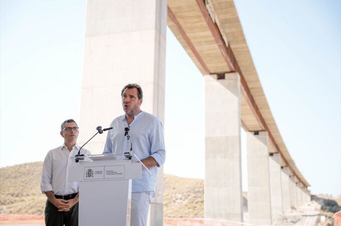 Óscar Puente y Félix Bolaños, durante la visita a las obras del Viaducto de los Feos
