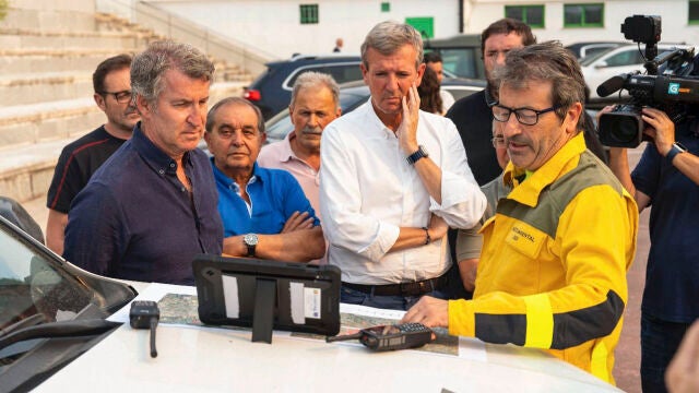 Feijóo visita puesto de control de mando avanzado de extinción de incendios de Chandrexa de Queixa (Ourense)