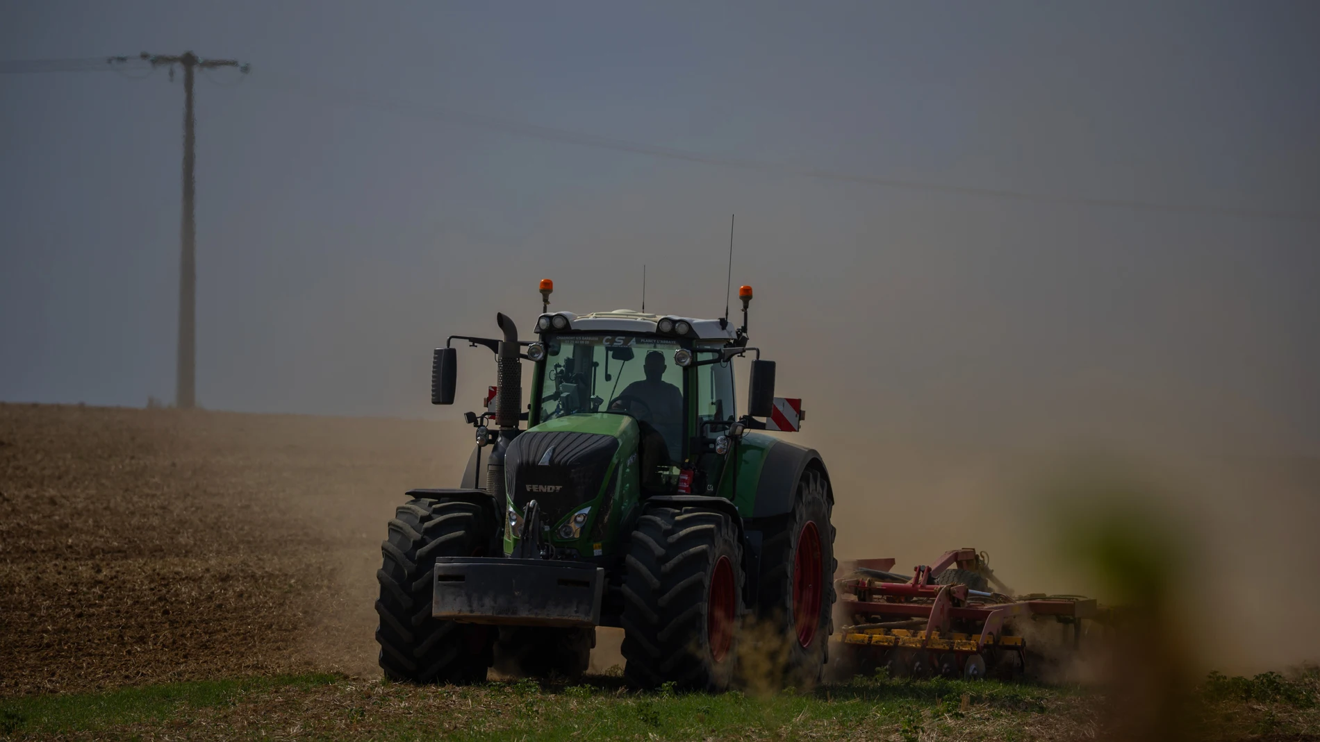 Saint-Aubin (France), 13/08/2025.- A farmer works with his tractor in a plowed field in Saint Aubin, located 100 km east of Paris, France, 13 August 2025. (Francia) EFE/EPA/CHRISTOPHE PETIT TESSON