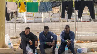 Ascienden a 257 los inmigrantes llegados en 16 pateras a Baleares PALMA , 13/08/2025.- Unos migrantes, recién llegados a Baleares , esperan en la estación Marítima de Palma para viajar mañana a la Península. Agentes del servicio marítimo de la Guardia Civil y Salvamento Marítimo han interceptado esta mañana a dos grupos con un total de 43 inmigrantes llegados en dos pateras distintas a Cabrera, con lo que ascienden a 237 las personas arribadas a Baleares este miércoles en quince embarcaciones. EFE/CATI CLADERA