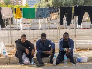 Ascienden a 257 los inmigrantes llegados en 16 pateras a Baleares PALMA , 13/08/2025.- Unos migrantes, recién llegados a Baleares , esperan en la estación Marítima de Palma para viajar mañana a la Península. Agentes del servicio marítimo de la Guardia Civil y Salvamento Marítimo han interceptado esta mañana a dos grupos con un total de 43 inmigrantes llegados en dos pateras distintas a Cabrera, con lo que ascienden a 237 las personas arribadas a Baleares este miércoles en quince embarcaciones. EFE/CATI CLADERA