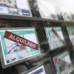 Carteles de viviendas en una inmobiliaria.