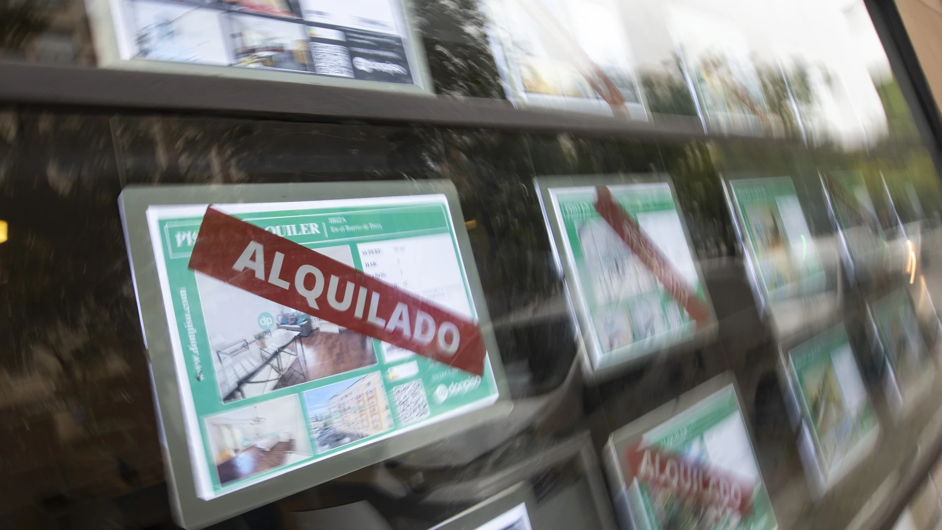 Carteles de viviendas en una inmobiliaria.