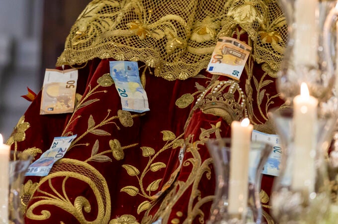 La Virgen de la Bella sale en procesión en Lepe