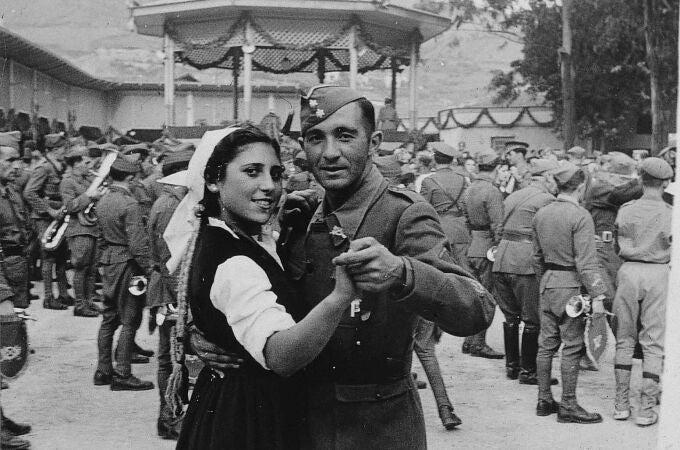 Baile de una pareja, al margen del conflicto bélico, que se vivieron durante la Guerra Civil