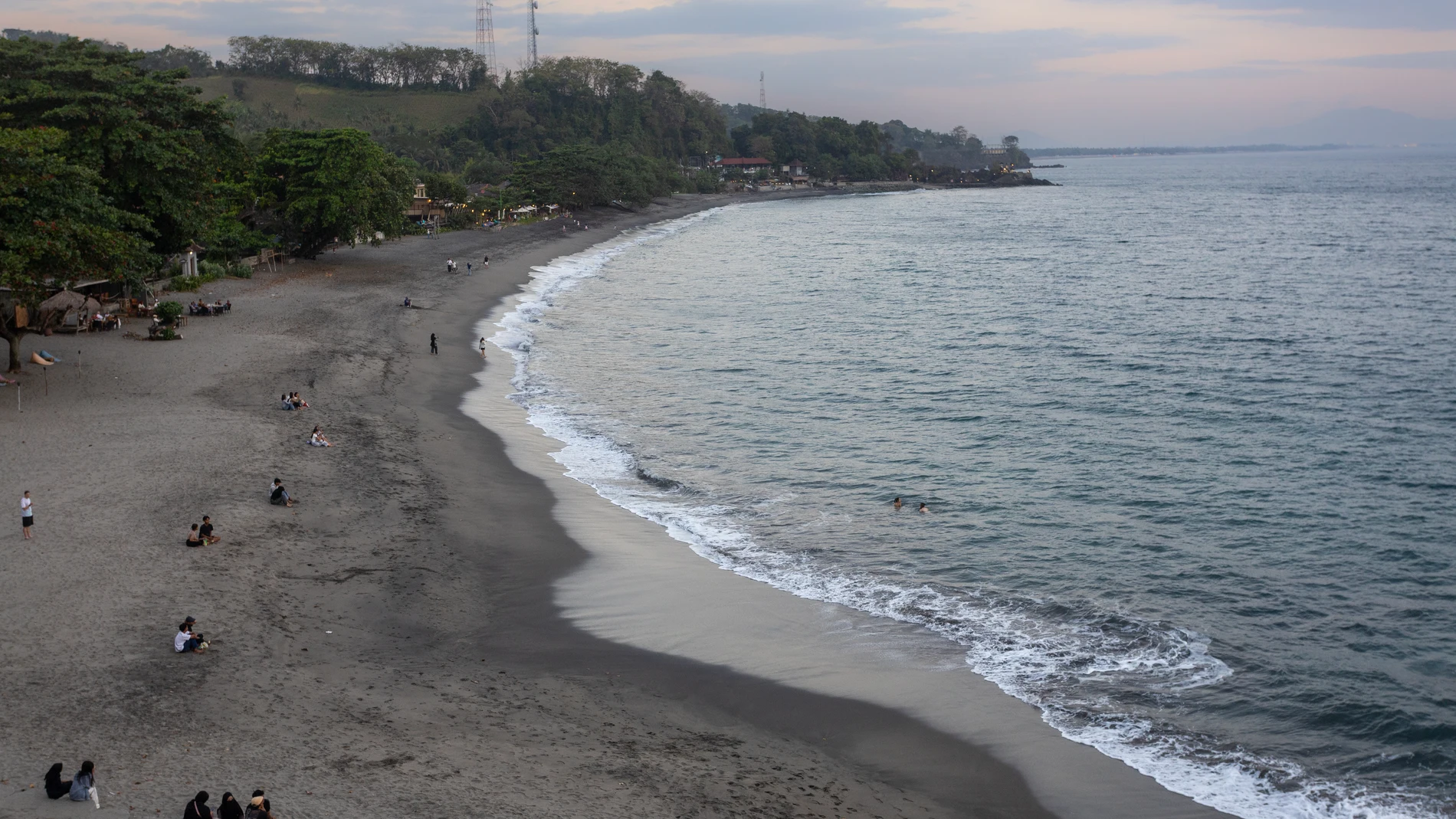 LOMBOK (INDONESIA), 15/08/2025.- Grupos de personas este viernes, en una playa cerca al hotel Bumi Aditya, donde la española María Matilde Muñoz Cazorla, de 72 años, se alojaba, en Lombok (Indonesia). La Policía de Indonesia investiga la desaparición de la española María Matilde Muñoz Cazorla, en Lombok, isla a la que llegó en junio y donde en principio no se le ha visto desde comienzos de julio, sin que haya registro de su salida del país del Sudeste Asiático. EFE/ Iwan Suryadi
