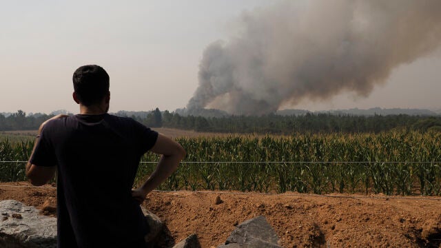 Unas 32.000 hectáreas quemadas y 320 personas confinadas por los incendios en Galicia