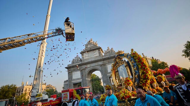 Procesion de la Virgen de la Paloma a su paso por la puerta de Toledo. © Alberto R. Roldán / Diario La Razón.