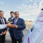 Sanz Merino durante una visita a las obras de una carretera en Castilla y León
