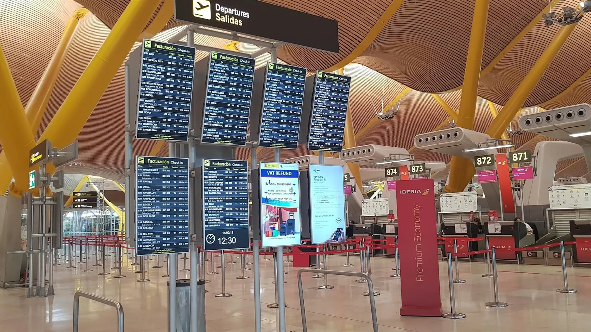 MADRID.-Barajas, el aeropuerto con más vuelos de todo el puente, registra este sábado un total de 1.111
