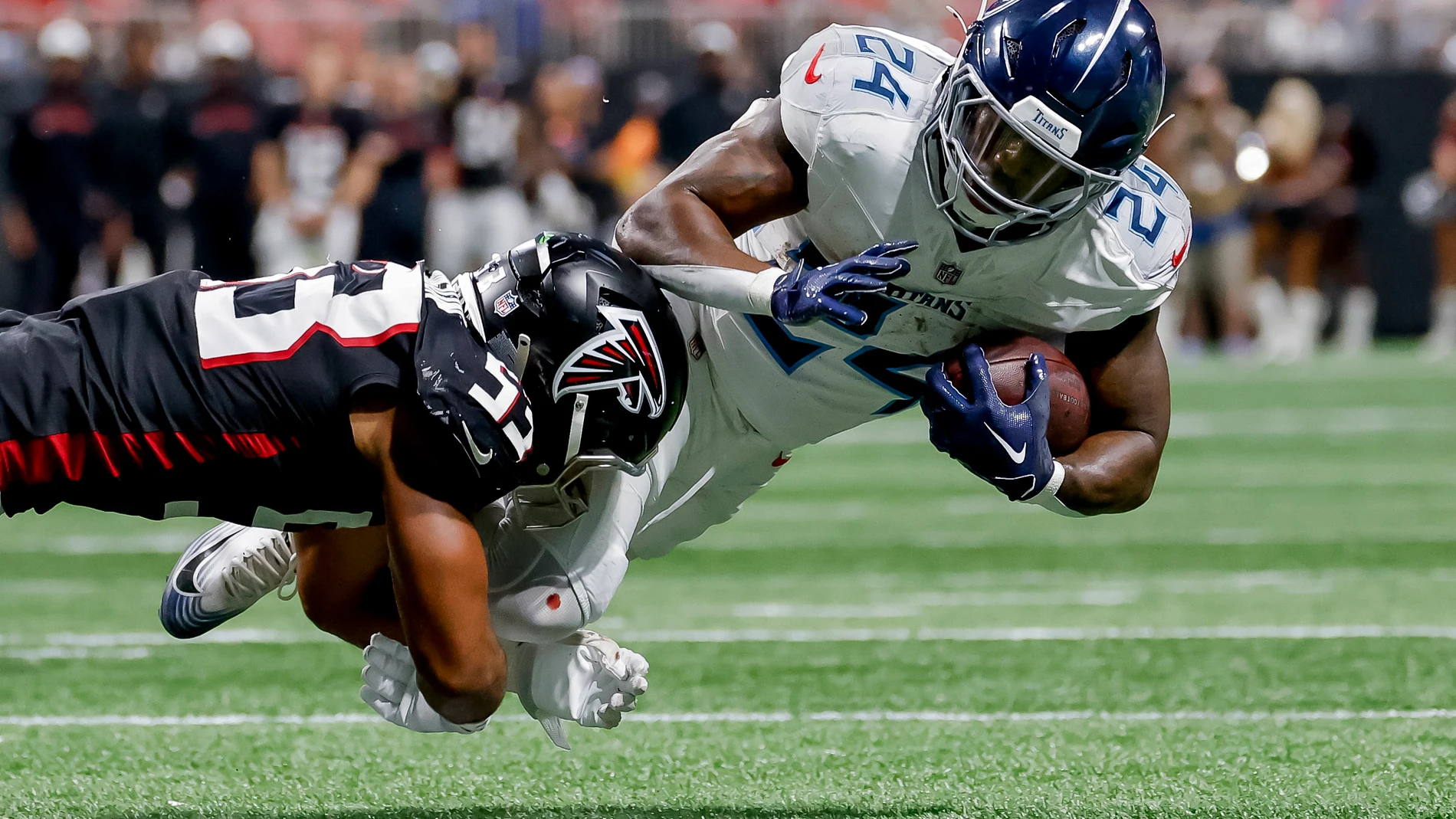 ATLANTA (United States), 16/08/2025.- Tennessee Titans running back Jordan Mims (R) in action against Atlanta Falcons linebacker Caleb Johnson (L) during the second half of a preseason NFL American football game between the Tennessee Titans and the Atlanta Falcons in Atlanta, Georgia, USA, 15 August 2025. (Jordania) EFE/EPA/ERIK S. LESSER