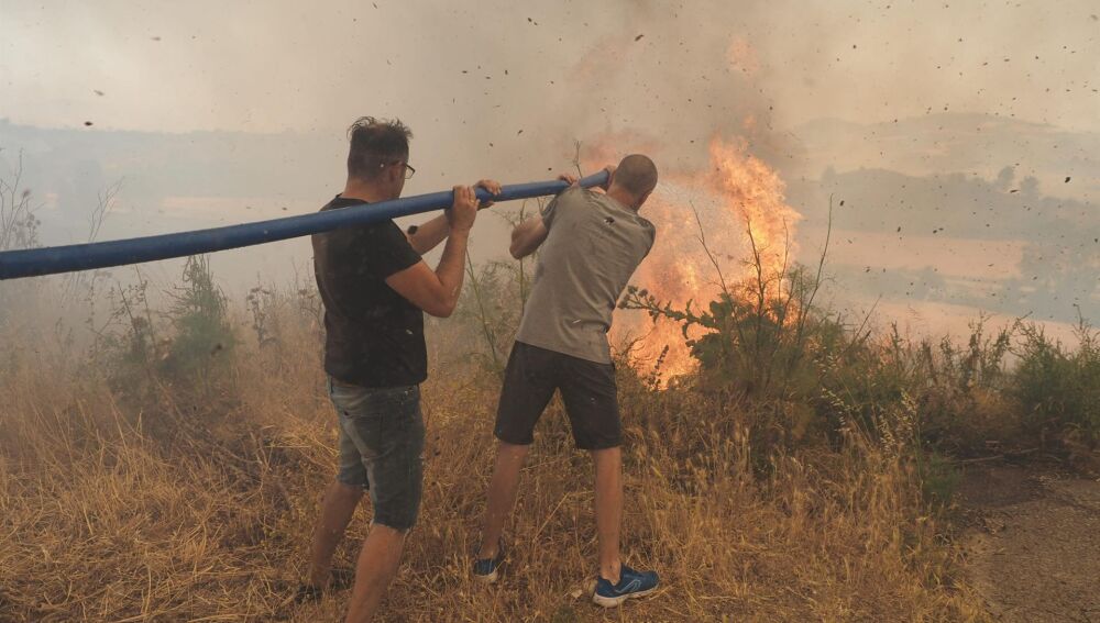 La ola de incendios en España une a agricultores y ecologistas: "Un fuego se apaga en invierno con limpiezas de montes"
