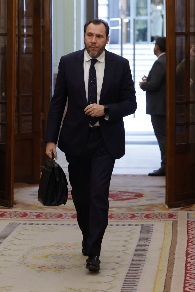 El ministro de Transporte y Movilidad Sostenible, Óscar Puente a su llegada al pleno del Congreso