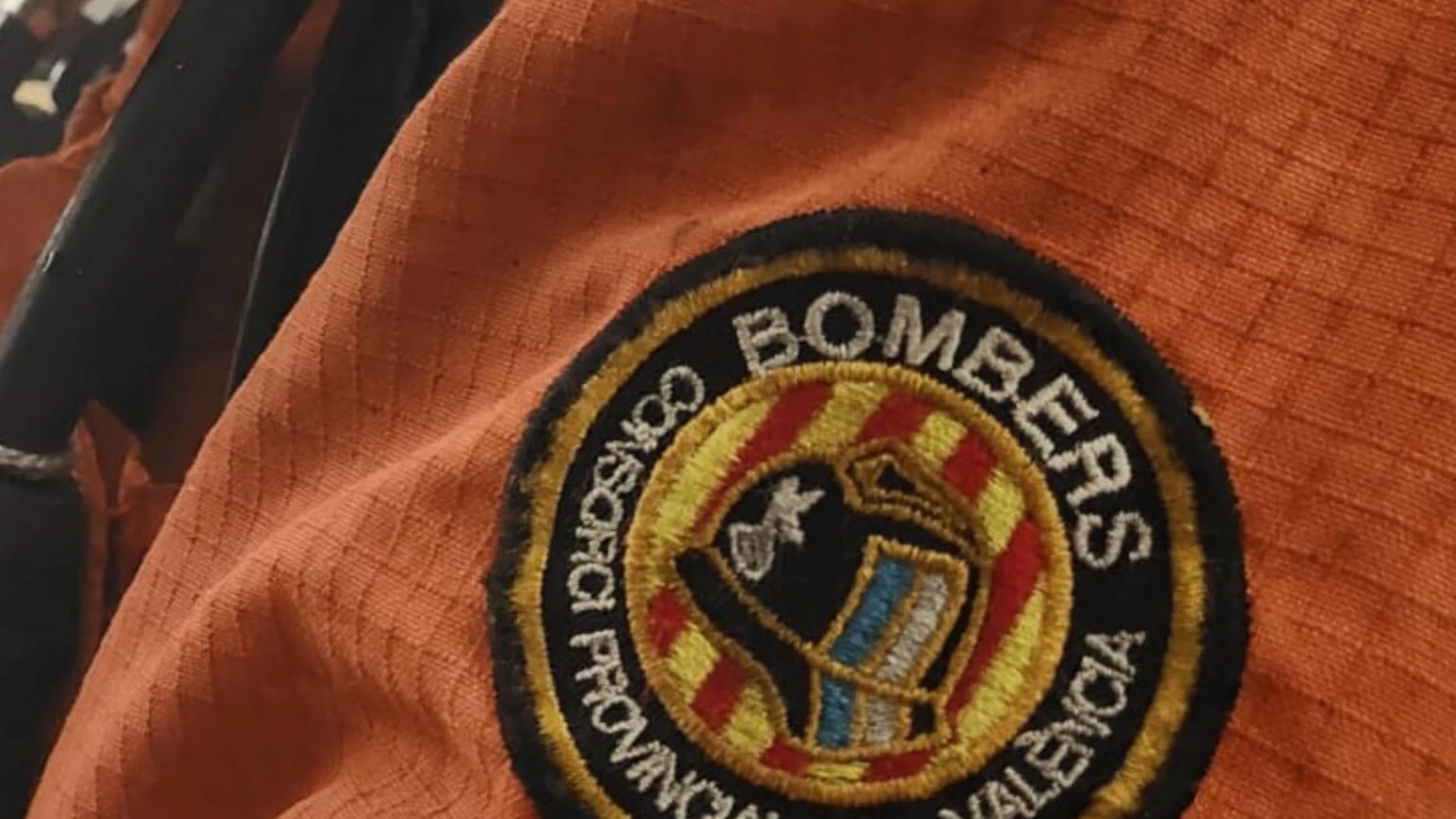 Sucesos.- Bomberos trabajan en la extinción de un incendio forestal en Xàtiva (Valencia)