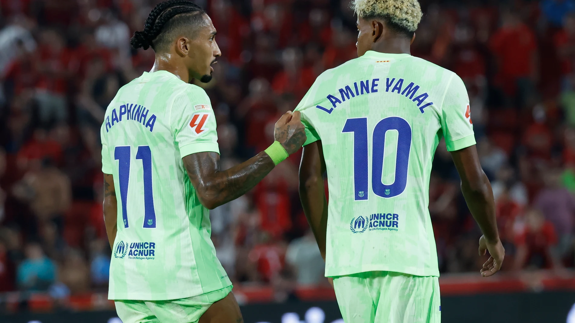 PALMA DE MALLORCA, 16/08/2025.- Los jugadores del Barcelona Raphinha (i) y Lamine Yamal este sábado, durante la primera jornada de LaLiga EA Sports, entre el RCD Mallorca y el FC Barcelona, en el estadio de Son Moix de Palma de Mallorca. EFE/ Cati Cladera