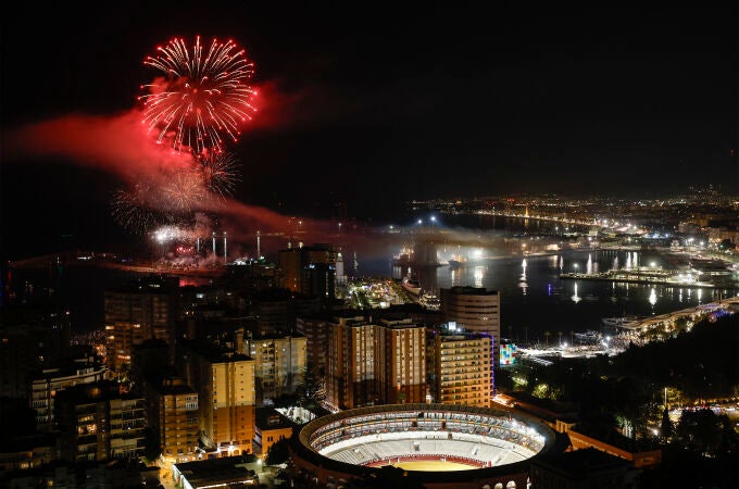 Inauguración Feria de Málaga: fuegos iluminan el Muelle 1 del Puerto