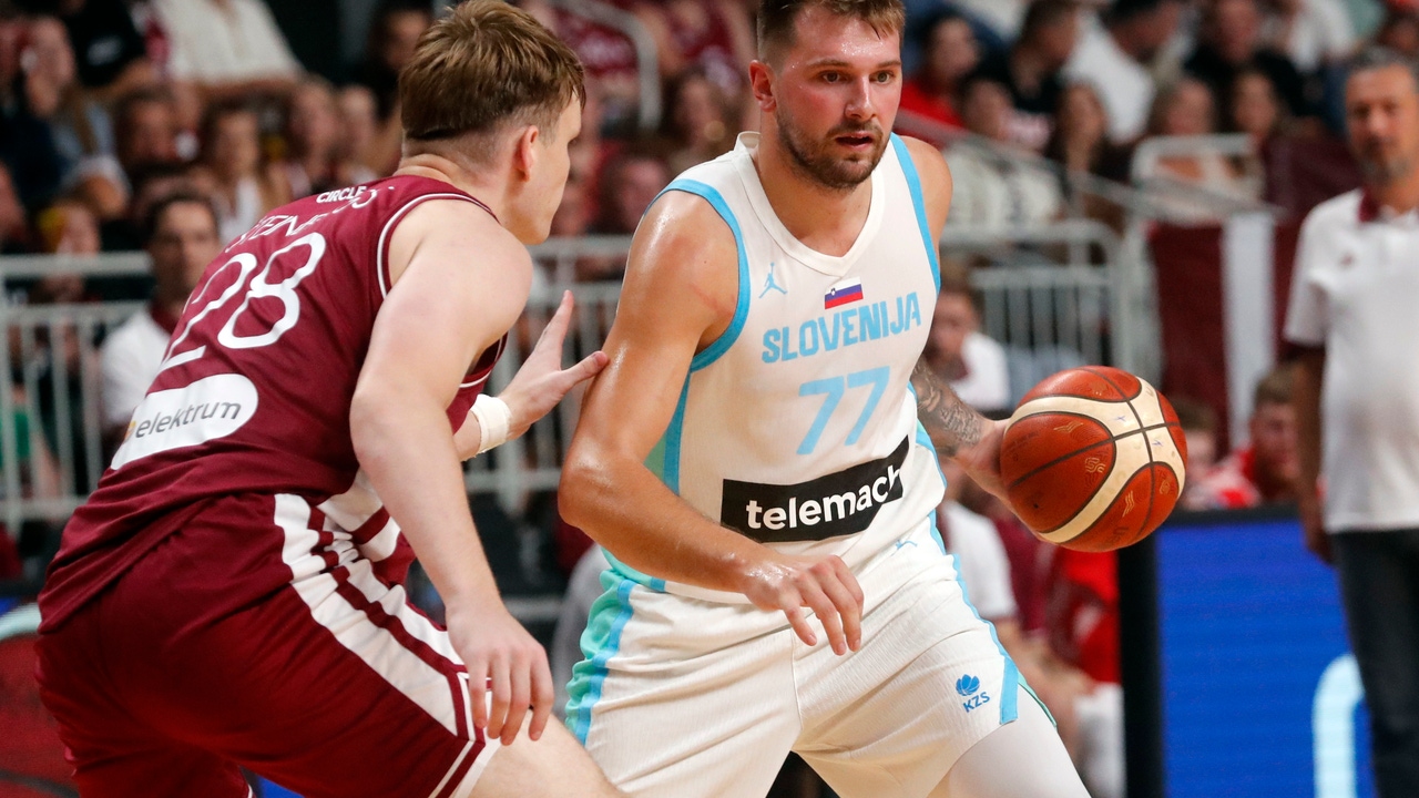 Luka Doncic juega solo en Eslovenia: se ve obligado a robarle la pizarra al entrenador para dirigir una jugada
