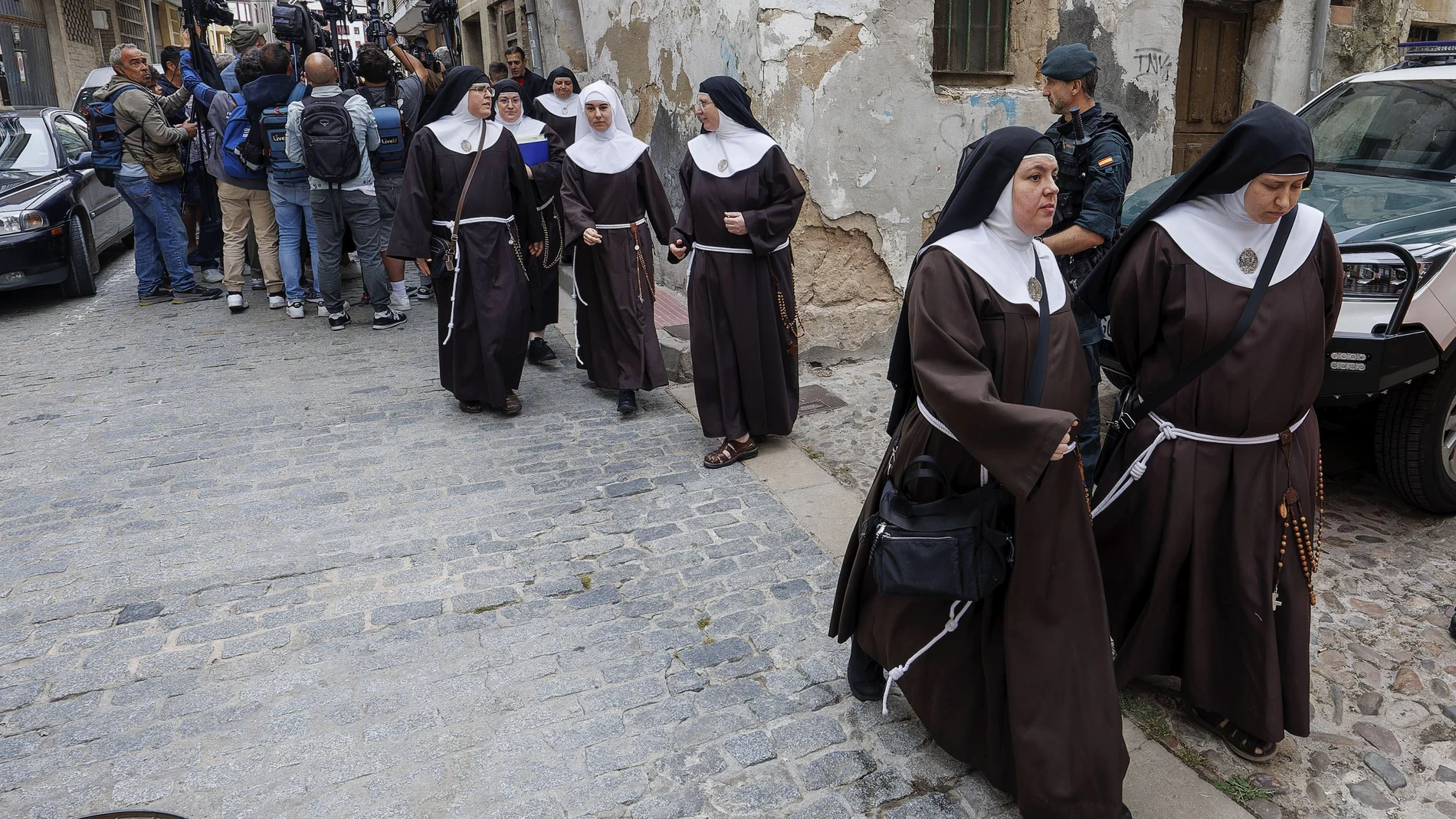 Las ocho religiosas excomulgadas por su decisión de separarse de la Iglesia católica se enfrentan a la vista oral por la demanda de desahucio del Monasterio de Santa Clara de Belorado presentada por el Arzobispado de Burgos, este martes en el Juzgado de Primera Instancia e Instrucción de Briviesca (Burgos), que se ha retrasado hasta en dos ocasiones.