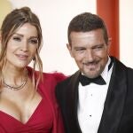 Spanish actor Antonio Banderas (R) and his girlfriend Nicole Kimpel arrive for the 95th annual Academy Awards ceremony at the Dolby Theatre in Hollywood, Los Angeles, California, USA, 12 March 2023. The Oscars are presented for outstanding individual or collective efforts in filmmaking in 24 categories. (Estados Unidos) 
