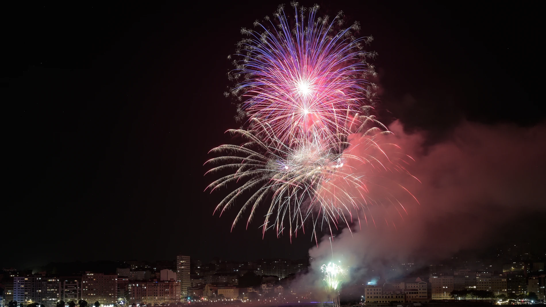 A CORUÑA, 16/08/2025.- La ciudad de A Coruña ha vuelto a rechazar este viernes por la noche la invasión inglesa en una nueva celebración de la batalla naval pirotécnica. Cerca de 100.000 personas se han reunido en torno a la bahía de A Coruña, en las plazas de Riazor y Orzán, para presenciar el espectáculo pirotécnico que simula la batalla que se produjo en A Coruña entre el 4 de mayo de 1589 y el día 19 de aquel mes. La lucha fue entre la Invencible Inglesa, comandada por sir Francis Drake, ...