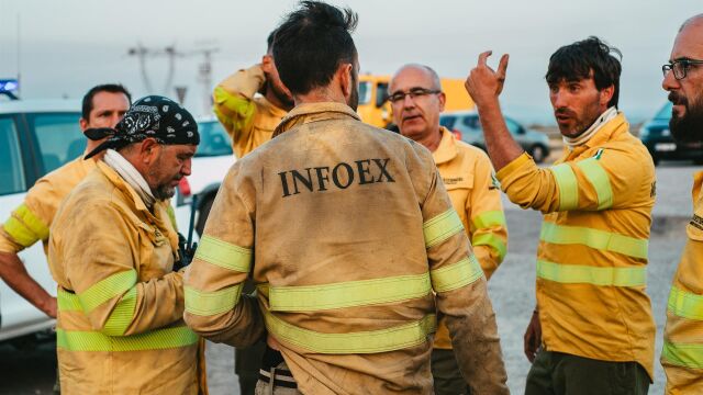 Sucesos.- Evacuan a los vecinos de Rebollar (Cáceres) tras la evolución del incendio forestal de Jarilla