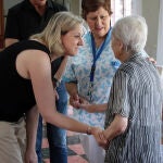 Isabel Blanco durante su visita a los realojados en una residencia de Alija del Infantado (León)