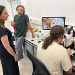 Imagen de la consejera Sara Rubira en el laboratorio del IMIDA en el que se investigan técnicas para combatir el trips exótico que afecta el pimiento en invernadero