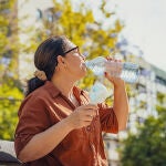 Imagen de archivo de una mujer bebiendo agua