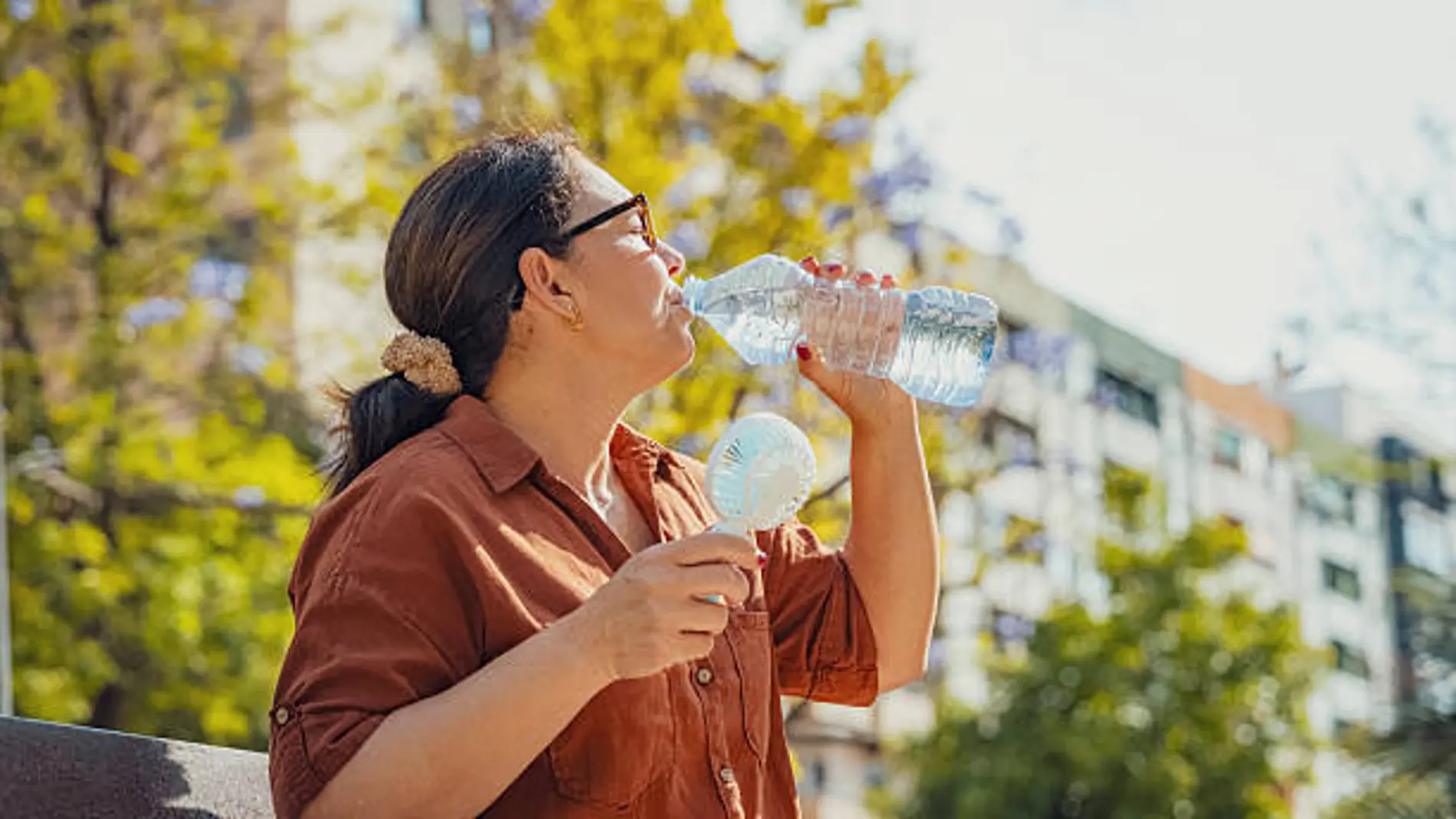 Imagen de archivo de una mujer bebiendo agua