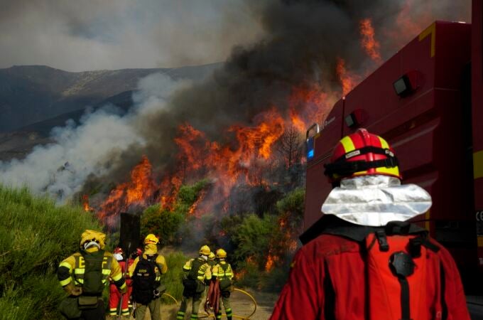 Efectivos de la UME en el incendio de Jarilla.