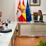 Mañueco mantiene una reunión de trabajo con su equipo