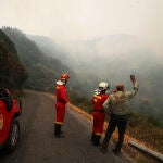 Efectivos de la UME observan uno de los incendios de León