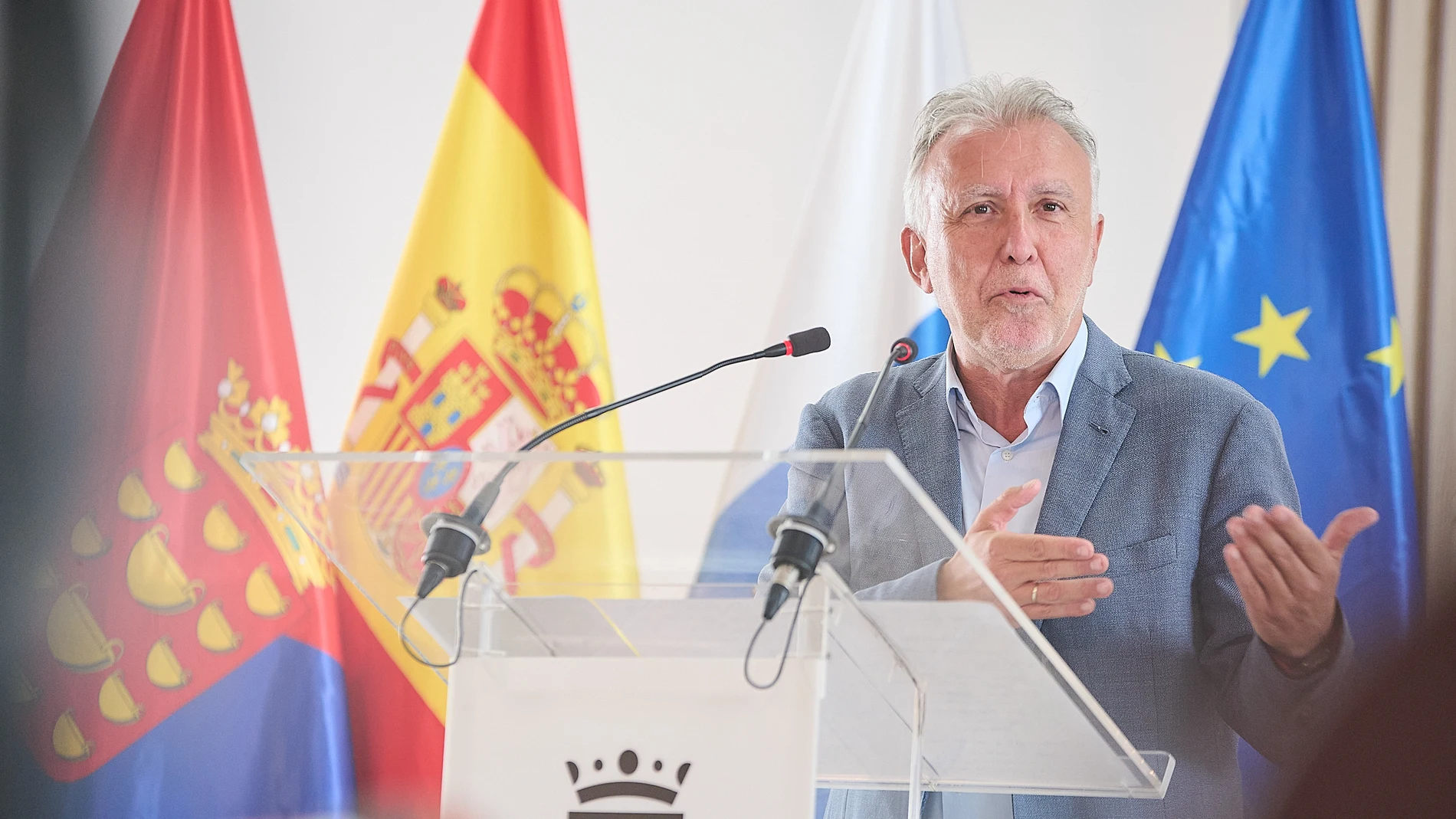 El ministro de Política Territorial y Memoria Democrática, Ángel Víctor Torres, durante una rueda de prensa tras una reunión, en el Cabildo de Lanzarote, a 18 de agosto de 2025, en Lanzarote, Canarias (España). La reunión ha tenido lugar, aprovechando la estancia veraniega de Sánchez en la isla, para abordar la migración, la agenda canaria y los asuntos presupuestarios. 18 AGOSTO 2025 Europa Press Canarias 18/08/2025