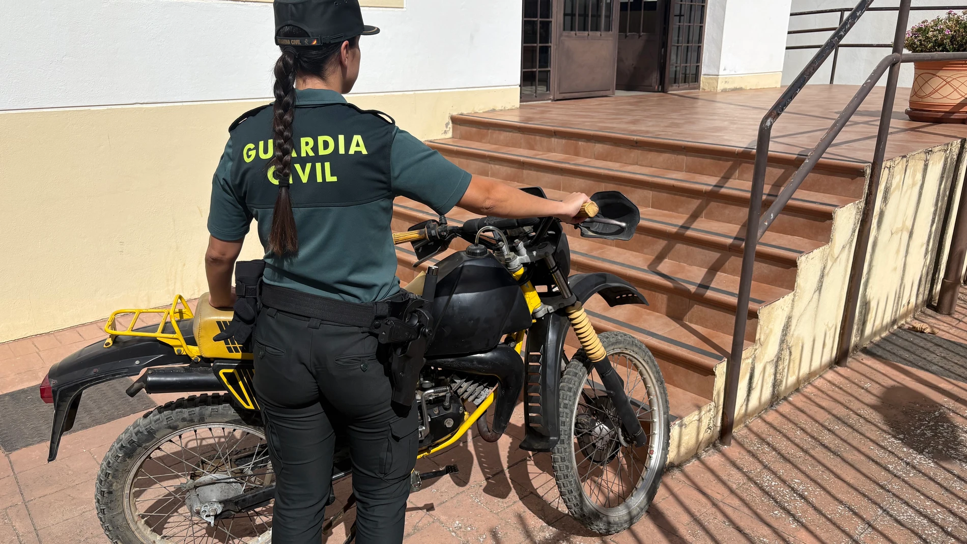 Agente de la Guardia Civil en Pozoblanco con el ciclomotor intervenido. REMITIDA / HANDOUT por Guardia Civil Fotografía remitida a medios de comunicación exclusivamente para ilustrar la noticia a la que hace referencia la imagen, y citando la procedencia de la imagen en la firma 18/08/2025