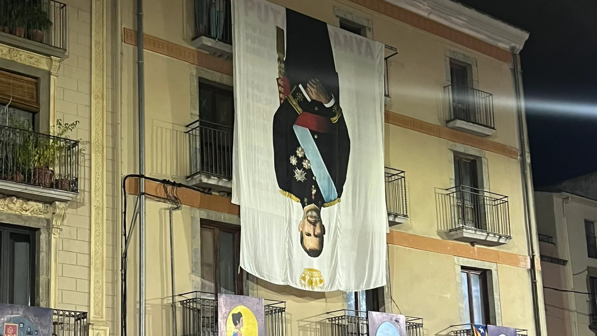 Un retrato del rey Felipe VI del revés en el pueblo de Carles Puigdemont