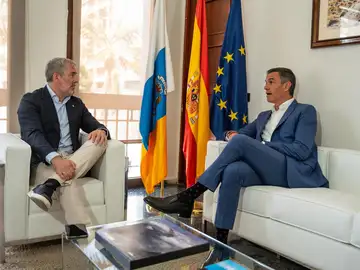 Sánchez se reúne este lunes en Lanzarote con Clavijo para abordar inmigración, agenda canaria y presupuestos Pedro Sánchez (d) y Fernando Clavijo (i)