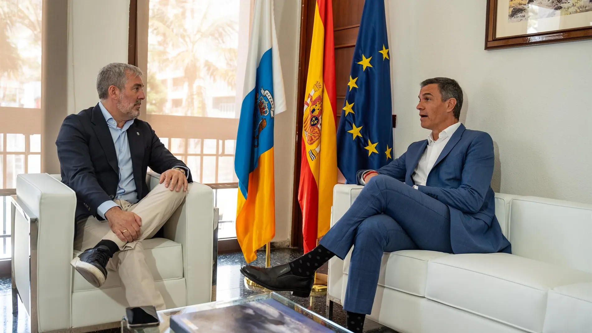 Pedro Sánchez (d) y Fernando Clavijo (i)