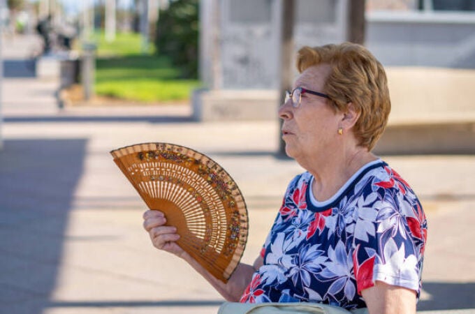 Imagen de una mujer abanicándose