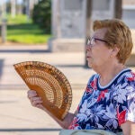 Imagen de una mujer abanicándose