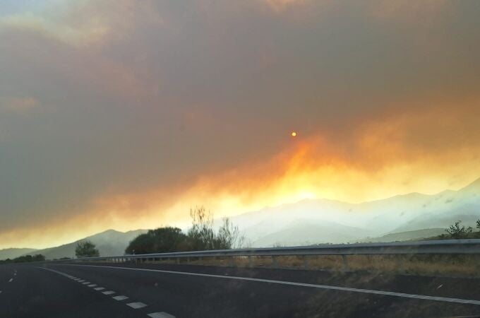 Sucesos.- Preocupación en Salamanca por la entrada del incendio de Jarilla (Cáceres) y otro de Portugal