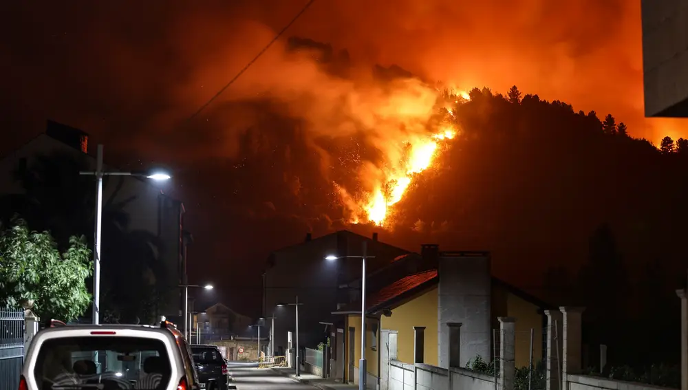 El incendio forestal de A Rúa continúa activo