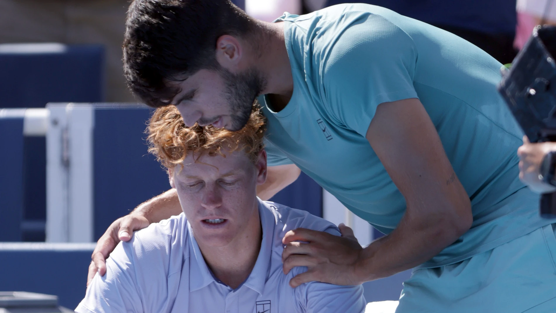 MASON (United States), 19/08/2025.- Carlos Alcaraz (R) of Spain consoles Jannik Sinner (L) of Italy after Sinner retired at 0-5 in the first set due to illness, during the Men's Final of the Cincinnati Open at the Lindner Family Tennis Center in Mason, Ohio, USA, 18 August 2025. (Tenis, Italia, España) EFE/EPA/MARK LYONS