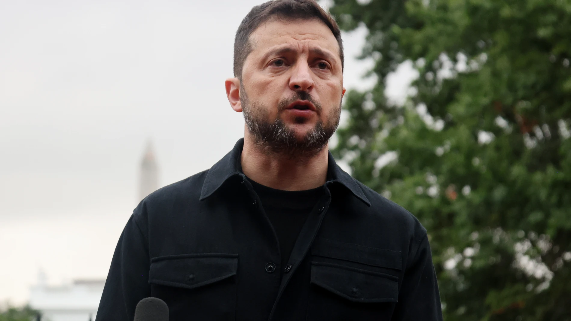 AME1385. WASHINGTON (ESTADOS UNIDOS), 18/08/2025.- El presidente de Ucrania, Volodímir Zelenski, da declaraciones este lunes, en la plaza de Lafayette, frente a la Casa Blanca, en Washington (EE.UU).Zelenski dijo que espera una posible reunión sin condiciones con el líder ruso, Vladimir Putin, en las próximas dos semanas, aunque "no tenemos fecha", al tiempo que dijo que entre las garantías de seguridad para Kiev se encuentra un paquete de material militar por 90.000 millones de dólares (unos...