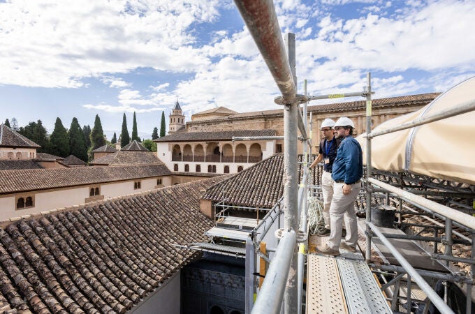 La Alhambra restaura la zona más sensible de las cubiertas del Mexuar