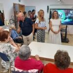 La consejera de Política Social, Familias e Igualdad, Conchita Ruiz, junto a la concejala de Bienestar Social del Ayuntamiento de Murcia, Pilar Torres, durante su visita al centro de día de Beniaján