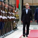 El presidente bielorruso, Alexander Lukashenko, recibe al iraní Masoud Pezeshkian