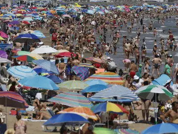 Miles de bañistas disfrutan del sol y el mar en las playas de Las Arenas y la Malvarrosa de Valencia. Miles de bañistas disfrutan del sol y el mar en las playas de Las Arenas y la Malvarrosa de Valencia.